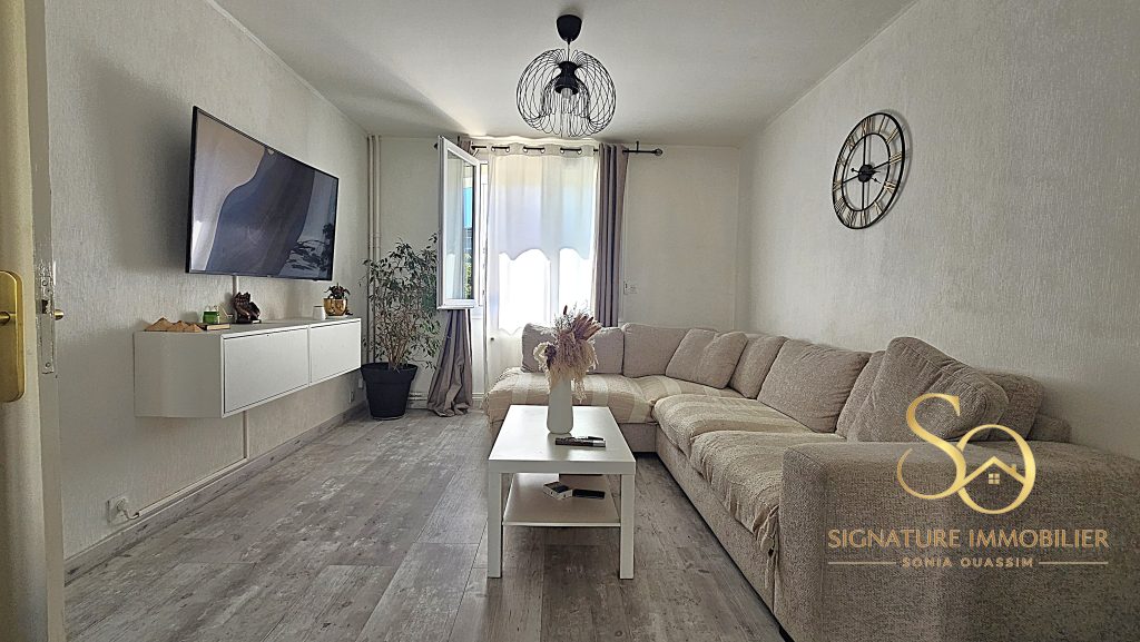 Maison 3 chambres, garage, jardin à EPERNAY (51200) - 178 500 € Maison à vendre trois chambres, garage, jardin EPERNAY 51200 Sonia OUASSIM - Signature Immobilier