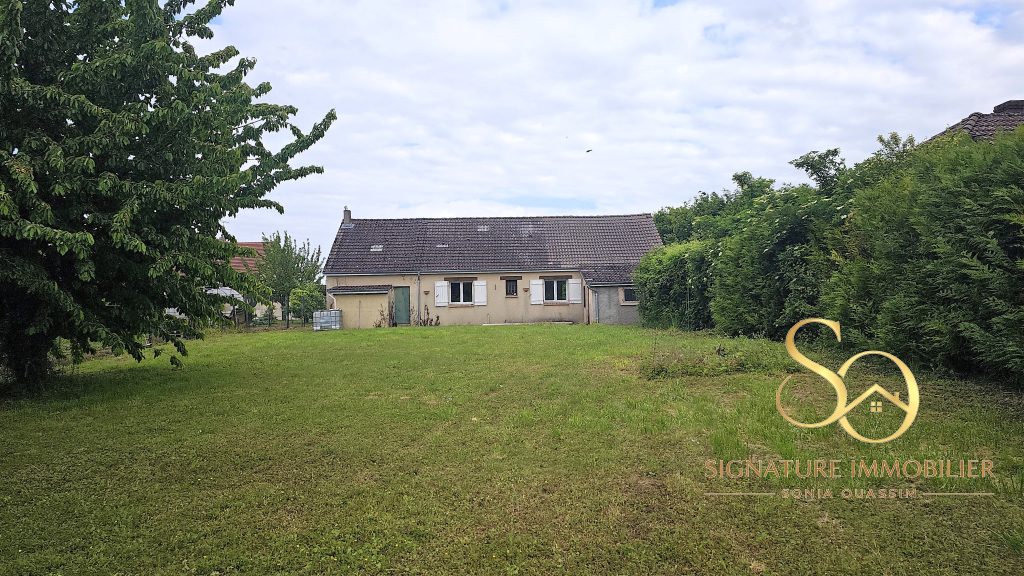 Maison familiale avec vie de plain-pied et grand terrain de 1 430 m2 à Vouzy (51130) - 197 000 € Maison familiale avec vie de plain-pied grand terrain de 1 430 m2 Vouzy (51130) arrière loin signature immobilier