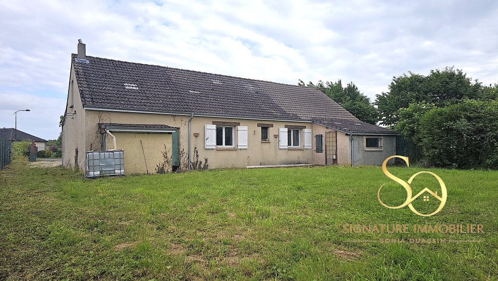 Maison familiale avec vie de plain-pied et grand terrain de 1 430 m2 à Vouzy (51130) - 197 000 € Maison familiale avec vie de plain-pied grand terrain de 1 430 m2 Vouzy (51130) arrière signature immobilier