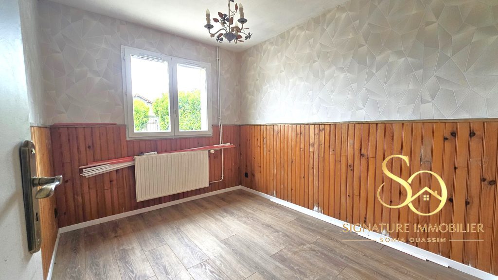Maison familiale avec vie de plain-pied et grand terrain de 1 430 m2 à Vouzy (51130) - 197 000 € Maison familiale avec vie de plain-pied grand terrain de 1 430 m2 Vouzy (51130) chambre bureau signature immobilier