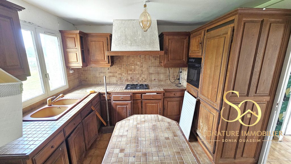 Maison familiale avec vie de plain-pied et grand terrain de 1 430 m2 à Vouzy (51130) - 197 000 € Maison familiale avec vie de plain-pied grand terrain de 1 430 m2 Vouzy (51130) cuisine signature immobilier