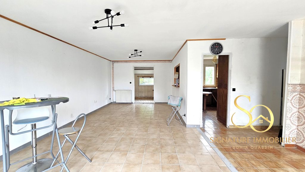 Maison familiale avec vie de plain-pied et grand terrain de 1 430 m2 à Vouzy (51130) - 197 000 € Maison familiale avec vie de plain-pied grand terrain de 1 430 m2 Vouzy (51130) salon séjour bis signature immobilier