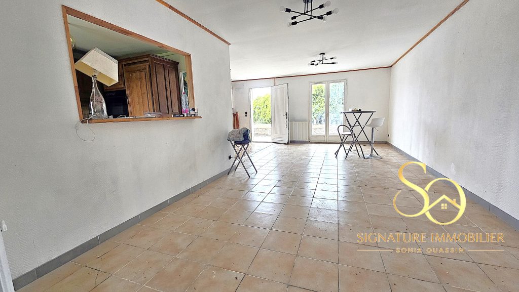 Maison familiale avec vie de plain-pied et grand terrain de 1 430 m2 à Vouzy (51130) - 197 000 € Maison familiale avec vie de plain-pied grand terrain de 1 430 m2 Vouzy (51130) salon séjour signature immobilier