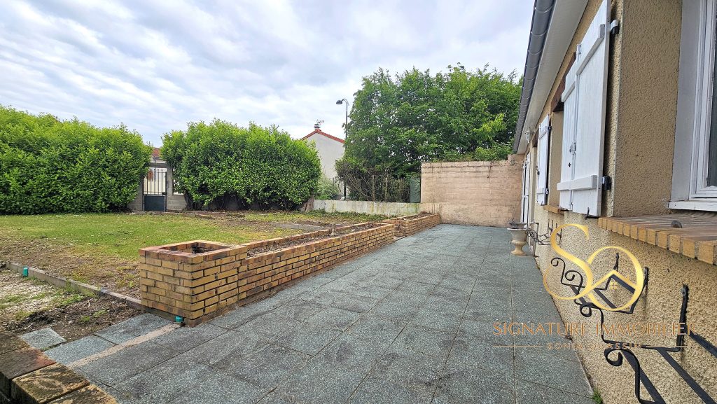 Maison familiale avec vie de plain-pied et grand terrain de 1 430 m2 à Vouzy (51130) - 197 000 € Maison familiale avec vie de plain-pied grand terrain de 1 430 m2 Vouzy (51130) terrasse av signature immobilier