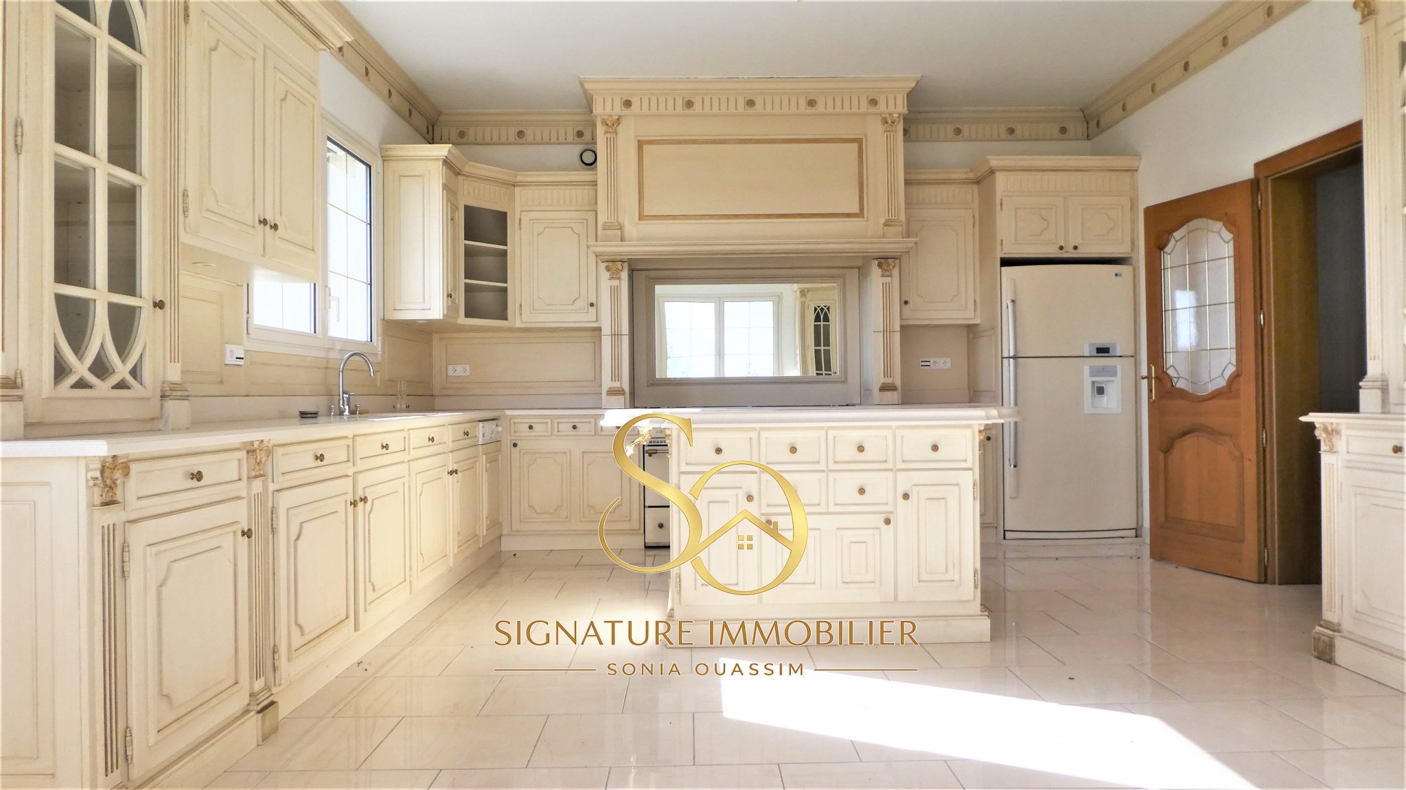 Propriété d'exception d'environ 950 m2 Intimité et beaux volumes à 5 min d'Épernay - 832 000 € Propriété d'exception d'environ 950 m2 Intimité et beaux volumes à environ 5 min d'Épernay