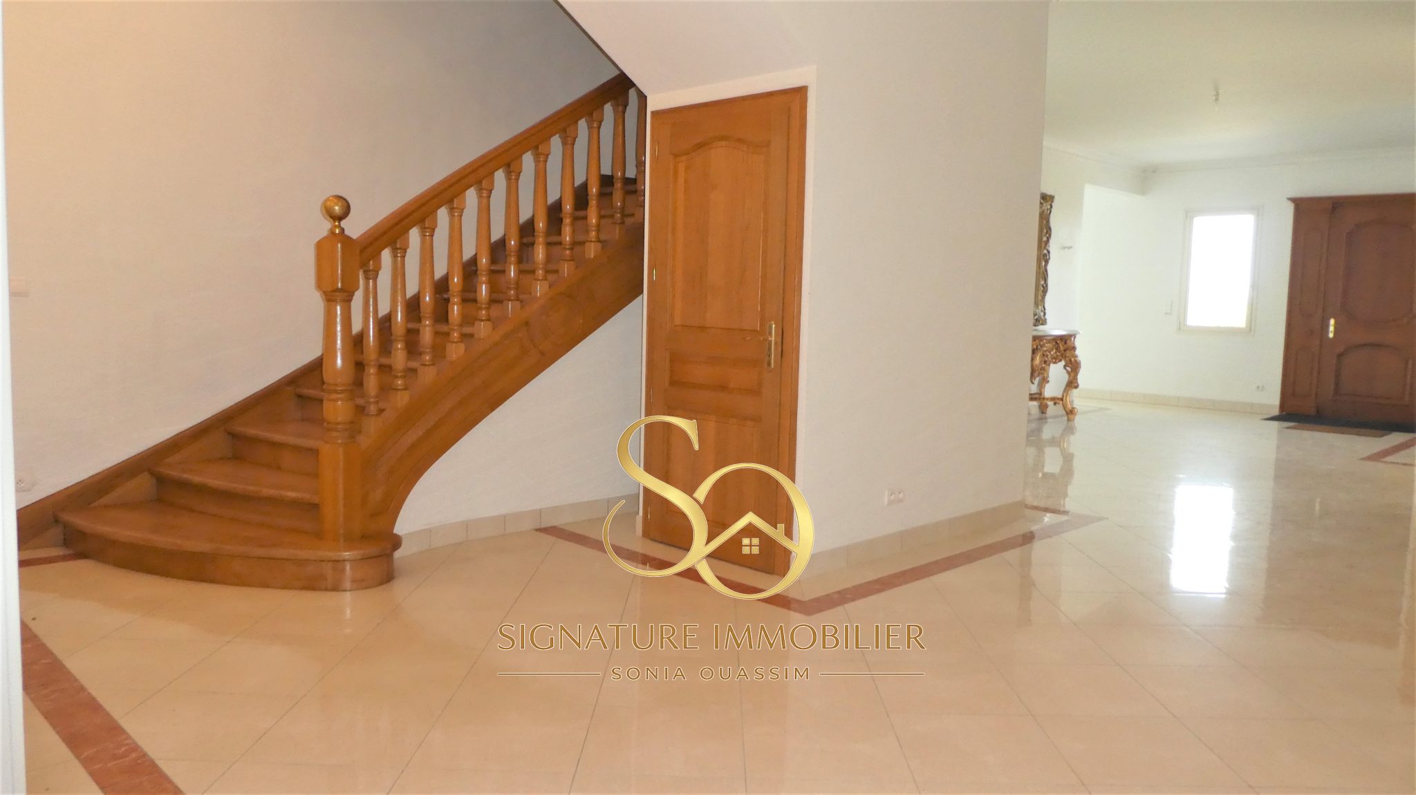 Propriété d'exception d'environ 950 m2 Intimité et beaux volumes à 5 min d'Épernay - 832 000 € Propriété d'exception d'environ 950 m2 Intimité et beaux volumes à environ 5 min d'Épernay