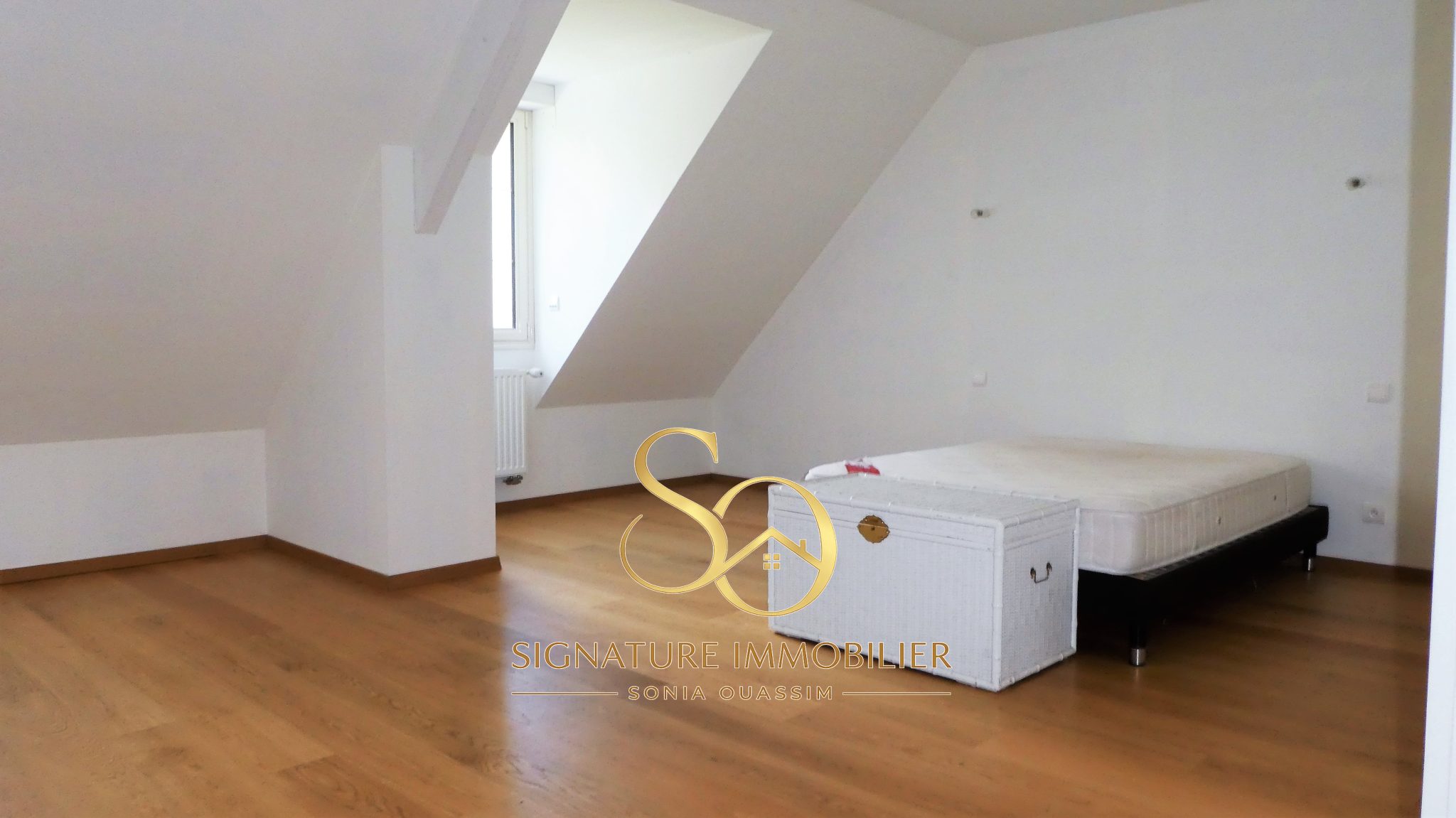 Propriété d'exception d'environ 950 m2 Intimité et beaux volumes à 5 min d'Épernay - 832 000 € Propriété d'exception d'environ 950 m2 Intimité et beaux volumes à environ 5 min d'Épernay