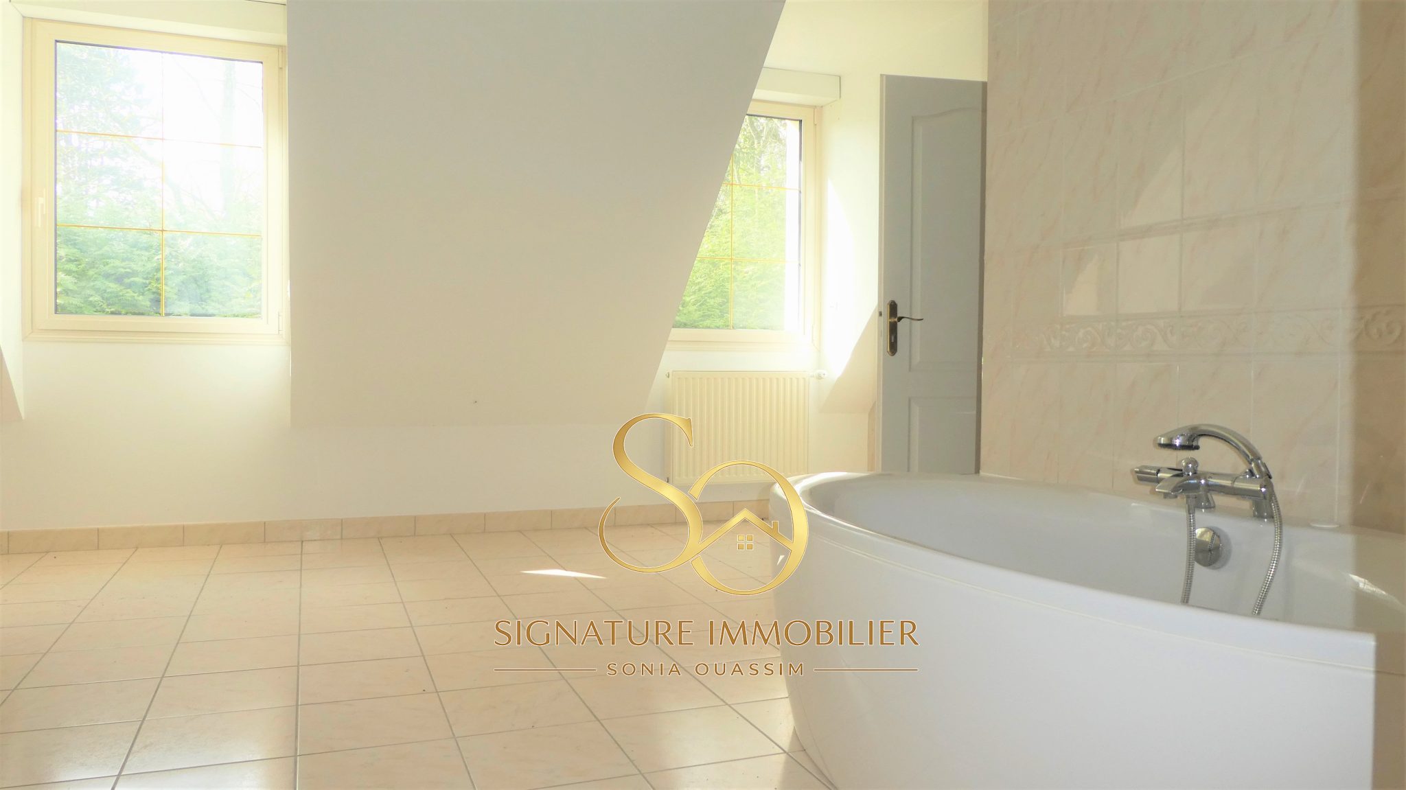 Propriété d'exception d'environ 950 m2 Intimité et beaux volumes à 5 min d'Épernay - 832 000 € Propriété d'exception d'environ 950 m2 Intimité et beaux volumes à environ 5 min d'Épernay