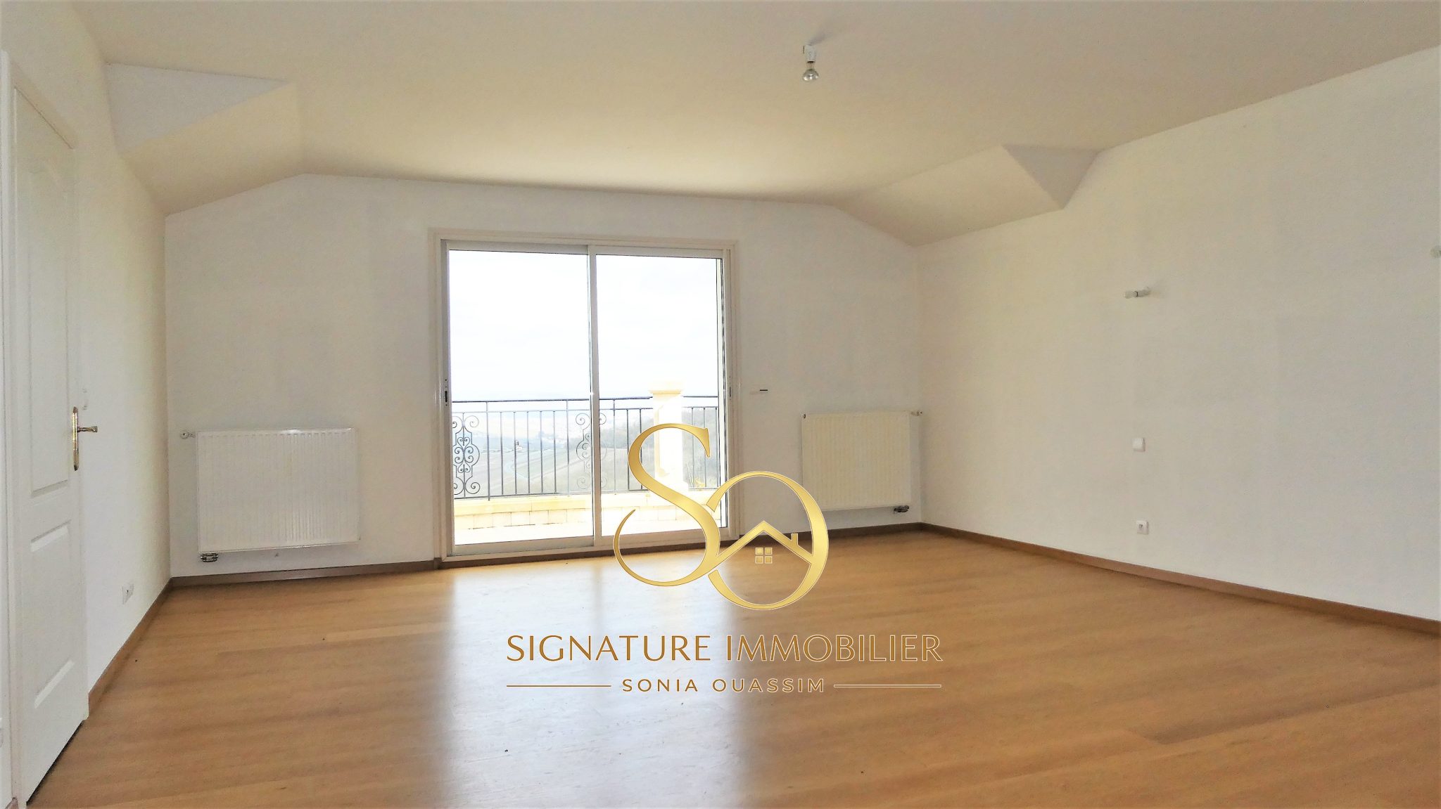 Propriété d'exception d'environ 950 m2 Intimité et beaux volumes à 5 min d'Épernay - 832 000 € Propriété d'exception d'environ 950 m2 Intimité et beaux volumes à environ 5 min d'Épernay