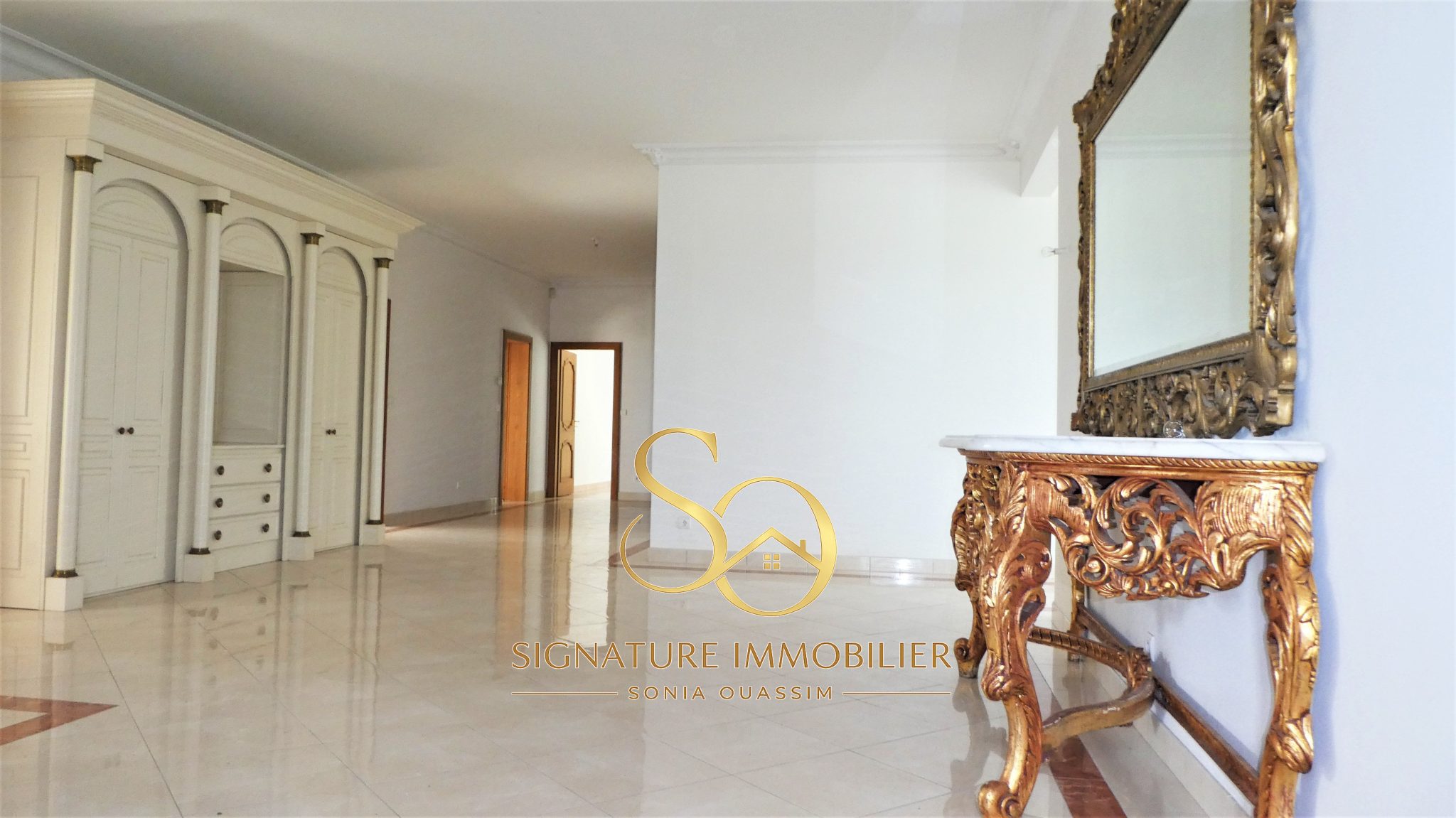 Propriété d'exception d'environ 950 m2 Intimité et beaux volumes à 5 min d'Épernay - 832 000 € Propriété d'exception d'environ 950 m2 Intimité et beaux volumes à environ 5 min d'Épernay