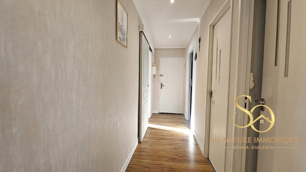 Appartement T3 avec garage et cave à Châlons-en-Champagne (51000) - 85 000 € couloir signature immobilier